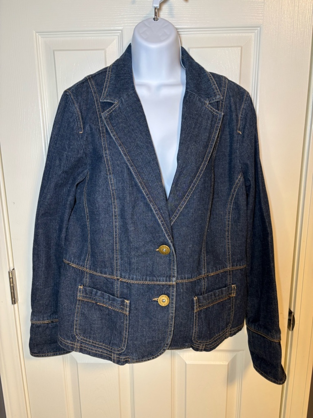 Relativity navy denim blazer with gold buttons and pockets. Size: XL
